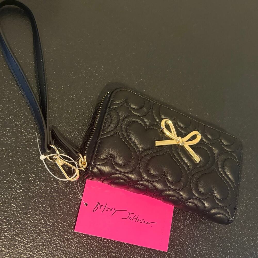 NWT Betsey Johnson XOKARA Quilted Heart Wristlet Wallet - Black